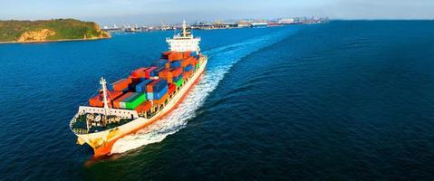 Luftseitenansicht des Frachtschiffs, das Container trägt und für Exportgüter vom Frachthafen zum benutzerdefinierten Ozeankonzept-Technologietransport, Zollabfertigung läuft.