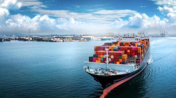 Luftseitenansicht des Frachtschiffs, das Container trägt und für Exportgüter vom Frachthafen zum benutzerdefinierten Ozeankonzept-Technologietransport, Zollabfertigung läuft. foto