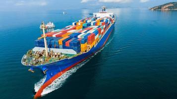 Luftseitenansicht des Frachtschiffs, das Container trägt und für Exportgüter vom Frachthafen zum benutzerdefinierten Ozeankonzept-Technologietransport, Zollabfertigung läuft. foto