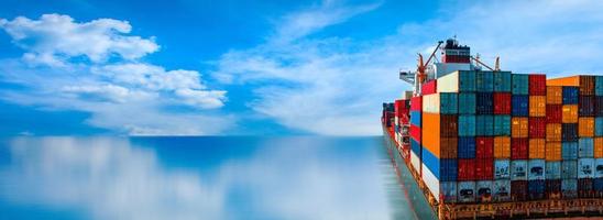 Heck eines großen Frachtschiffs Import-Export-Containerbox auf dem Ozean Meer auf blauem Himmel Hintergrundkonzept Transportlogistik und Service für Kunden und Lieferwechsel foto