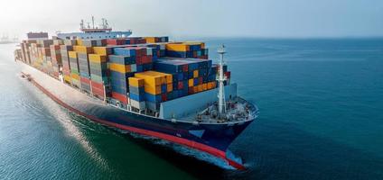 Luftseitenansicht des Frachtschiffs, das Container trägt und für Exportgüter vom Frachthafen zum benutzerdefinierten Ozeankonzept-Technologietransport, Zollabfertigung läuft.