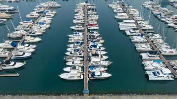 Luftbild Yachthafen im Yachtclub Luxusboote und Yachten aus der Luft im Achor Park, Luxus viele Reihen von Reihenyachten im Achor Park oder im Yachthafen Ozean foto