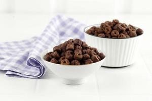 Schokoladenringmüsli auf weißer Schüssel foto