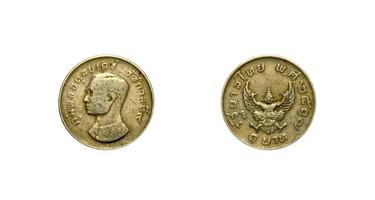 Alte Loch-Nickel-Münze ein Baht Jahr 1974 hinten und vorne von Thailand isoliert auf weißem Hintergrund foto