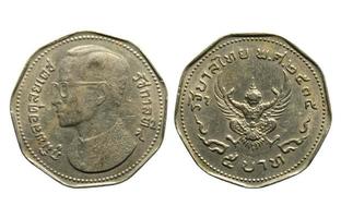 alte Nickelmünze fünf Baht Jahr 1972, hintere und vordere Form neunseitig von Thailand isoliert auf weißem Hintergrund. foto