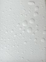 Wassertropfen auf weißem Hintergrund. für Hintergrundinformationen über Nieselregen mit natürlichen Tropfen. foto
