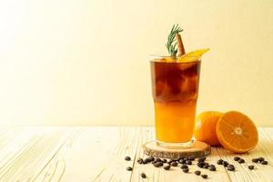 schwarzer Kaffee mit Orangen- und Zitronensaft foto