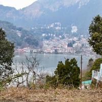 volle ansicht des naini-sees während der abendzeit nahe der einkaufsstraße in nainital, uttarakhand, indien, schöne ansicht des nainital-sees mit bergen und blauem himmel foto