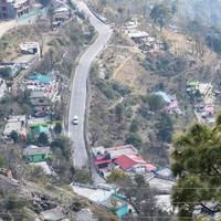 luftaufnahme von verkehrsfahrzeugen, die auf bergstraßen in nainital, uttarakhand, indien, fahren, blick von der oberseite des berges für die bewegung von verkehrsfahrzeugen foto