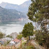 volle ansicht des naini-sees während der abendzeit nahe der einkaufsstraße in nainital, uttarakhand, indien, schöne ansicht des nainital-sees mit bergen und blauem himmel foto