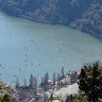 volle ansicht des naini-sees während der abendzeit nahe der einkaufsstraße in nainital, uttarakhand, indien, schöne ansicht des nainital-sees mit bergen und blauem himmel foto