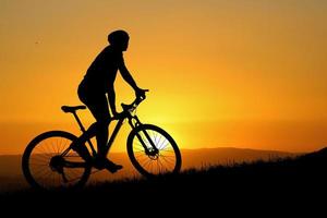 Silhouette von Mountainbikern mit schöner Aussicht. Fahrrad-Übungskonzept foto
