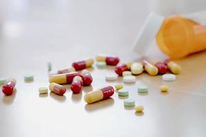 Pillen und Kapseln in medizinischer Durchstechflasche foto