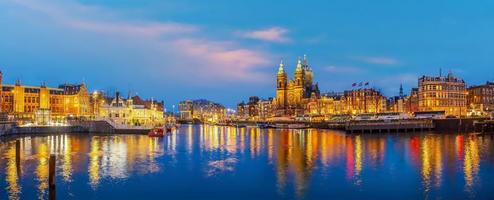 Skyline der Innenstadt von Amsterdam. Stadtbild in den Niederlanden foto