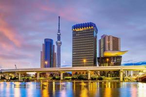 Tokyo-Skyline in Japan auf dem Sumida-Fluss foto