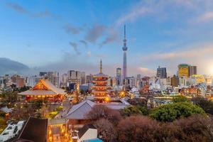 Blick auf die Skyline der Innenstadt von Tokio bei Sonnenuntergang foto