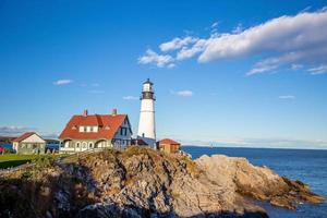 Portland-Scheinwerfer im blauen Himmel von Maine foto