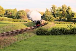 eine nahaufnahme eines dampfzuges, der sich whitchurch in shropshire nähert foto