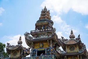 Linh-Phuoc-Pagode in Da Lat, Vietnam. dalats berühmtes wahrzeichen, buddhistischer porzellanglastempel. Linh Phuoc Pagode in Dalat Vietnam, auch Drachenpagode genannt. foto