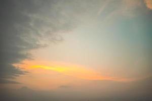 Hintergrund Wolke Sommer. Wolkensommer. Himmel Wolke filmisch. natürlicher himmel schöner und filmischer sonnenuntergangbeschaffenheitshintergrund foto