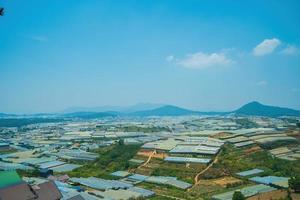 erstaunliche sonnenaufgangslandschaft im landwirtschaftlichen gewächshaustal in der stadt da lat. das Licht aus dem Gewächshaus, um Blumen in da Lat zu züchten. Reise- und Landschaftskonzept foto