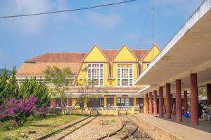 alter bahnhof ist berühmter ort, geschichtsziel für reisende, französische architektur antiker zug tranport tourist zu besuchen in da lat, vietnam foto