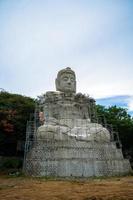 buddhistischer Tempel in Vietnam, Kloster Mot Hon Linh Quang. Schönheitsarchitektur führt zur Lord-Buddha-Statue, die an Wochenenden Touristen zu spirituellen Besuchen anzieht foto
