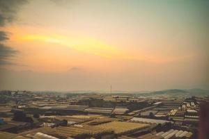 erstaunliche sonnenuntergangslandschaft im landwirtschaftlichen gewächshaustal in der stadt da lat. das Licht aus dem Gewächshaus, um Blumen in da Lat zu züchten. Reise- und Landschaftskonzept foto