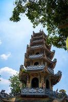 Linh-Phuoc-Pagode in Da Lat, Vietnam. dalats berühmtes wahrzeichen, buddhistischer porzellanglastempel. Linh Phuoc Pagode in Dalat Vietnam, auch Drachenpagode genannt. foto