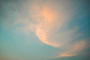 Hintergrund Wolke Sommer. Wolkensommer. Himmel Wolke filmisch. natürlicher himmel schöner und filmischer sonnenuntergangbeschaffenheitshintergrund foto