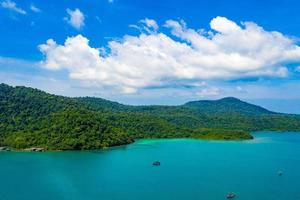 blauer himmel und türkisfarbener meer ozean bei koh kood östlich der thailändischen insel. foto