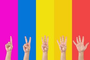 asiatische hand zählt 1 bis 5 mit dem finger auf dem getrennten - gesättigten regenbogen wie rosa, blau, gelb, orange und roter hintergrund. foto