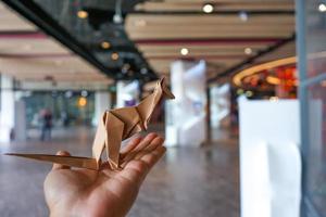 braunes kängurupapier faltendes origami, dekoriert im restaurant, café foto