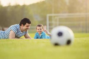 Vater und Sohn spielen Fußball foto