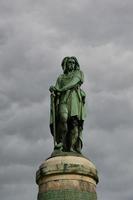 die emblematische statue von vincingetorix aus alesia, burgund frankreich foto