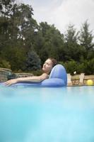 Frau im mittleren Erwachsenenalter auf Poolfloß