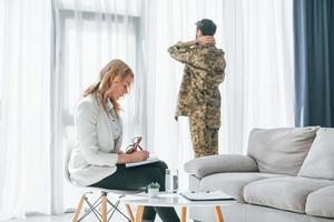 gehen und denken. soldat hat drinnen eine therapiesitzung mit einem psychologen foto