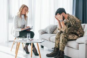 erschreckende erinnerungen. soldat hat drinnen eine therapiesitzung mit einem psychologen foto