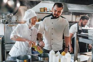 professioneller koch, der essen in der küche zubereitet foto