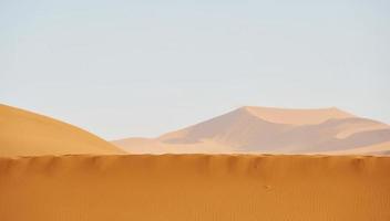 kälter gefärbter Sand. majestätischer blick auf erstaunliche landschaften in der afrikanischen wüste foto