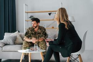 Gespräch haben. soldat hat drinnen eine therapiesitzung mit einem psychologen foto