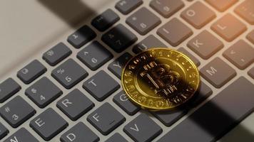 das virtuelle goldene bitcoin-geld auf tastatur-laptop-computer. foto