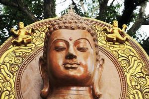 Kopf der Buddha-Statue. großer goldener kopfteil der buddha-statue in thailand. foto
