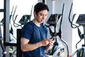 junger Mann in Sportbekleidung, der im Fitnessstudio trainiert foto