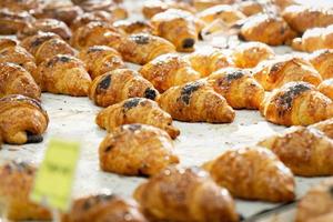 Leckere frisch gebackene Brötchen auf der Bäckereitheke foto