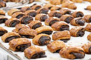 Leckere frisch gebackene Brötchen auf der Bäckereitheke foto