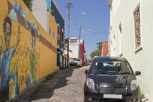 kapstadt westkap südafrika 2018 straße mit gemälden bo kaap bezirk kapstadt, südafrika. foto