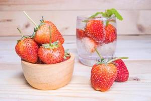 frischer Erdbeer-Mojito-Cocktail mit Eis und Minze im Glas foto