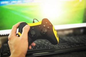 Gamer- und Guy-Controller mit Gamepad-Joystick in der Hand, der Spiele spielt und Videos im Fernsehen oder auf der Computerspielkonsole ansieht - der Junge, der Hobby-spielerischer Genuss, Spaß und Unterhaltung hält foto