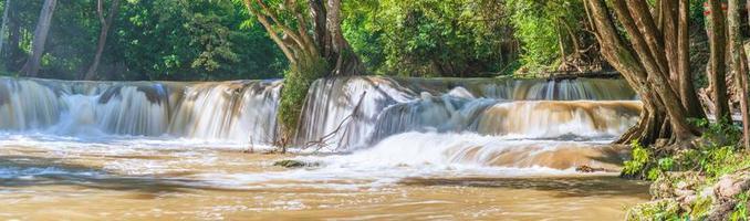 wasserfälle im tropischen regenwald mit felsen und baum foto